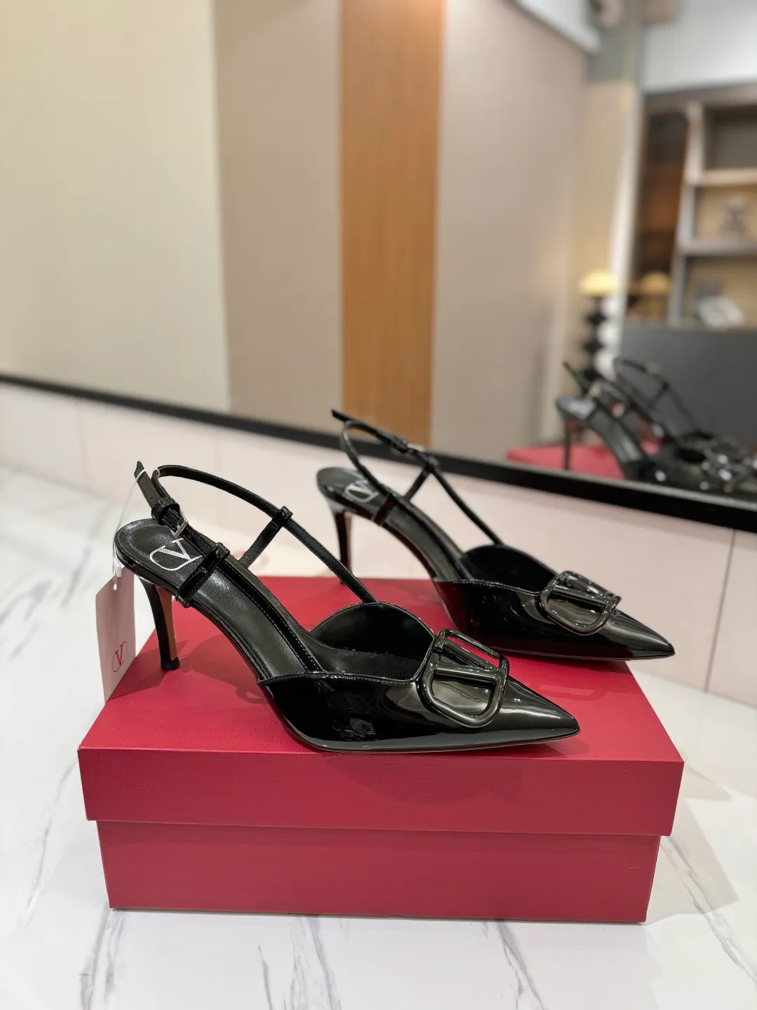💕💕Factory direct selling price p520💕💕 Valentino launches a new series of sandals, sandals with pointed toe V-buckle sandals. The upper part of the foot is very pedicure-like. The key point is that it is very good and easy to control. It does not grind or tire your feet. It is a walking artifact! Metal VLOGO diamond buckle elements, full of high-end sense! It became sweet instantly.  The avant-garde VLOGO SIGNATURE shoe series interprets VALENTINO GARAVANI's candid attitude. Valentino Garavani V logo back hollow sandals with VLogo Signature decoration, platinum tone VLogo Signature decoration! Upper: imported patent leather Lining: imported goatskin Outsole: Italian leather outsole Heel height: 8cm Size: 35-39 (34-40-41-42 customized size)